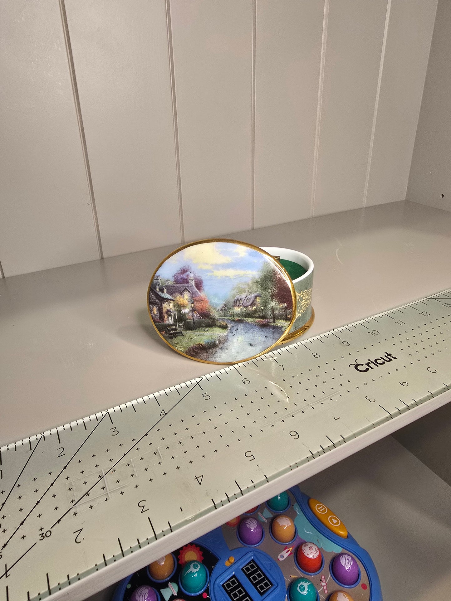 Thomas Kinkade Music Box Lamplight Brooke First Issue in Lamplight Village made 1999